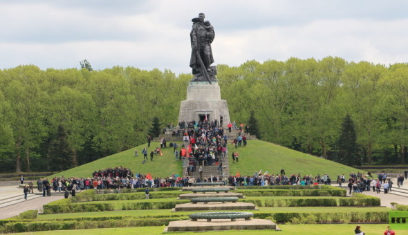 treptower park 5cd4982d0d0403a9248b4568